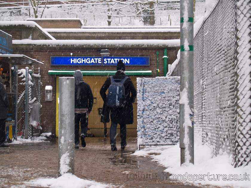 P2024577 
 London Commuters snow 
 Keywords: snow underground tube transport winter sleet ice delays london commuter Highgate station adverse weather city urban work cancellation problems